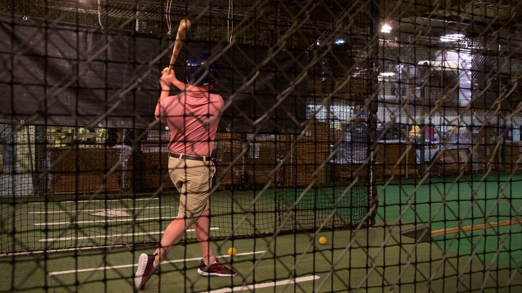 Louisville Slugger Museum som inkluderer innendørs i tillegg til en mann