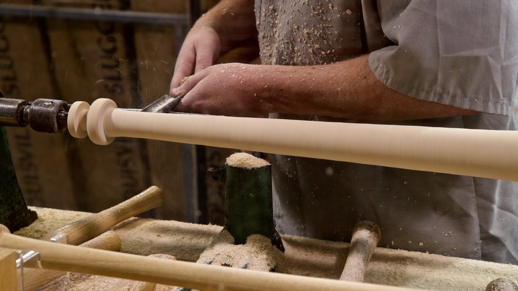 Louisville Slugger Museum som visar interiörer såväl som en man