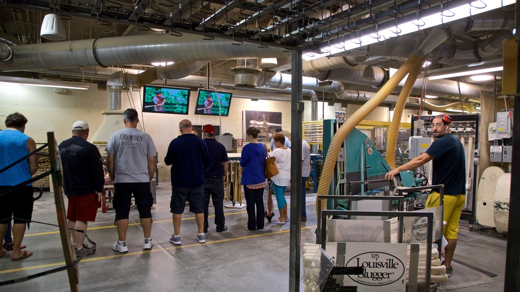 Louisville Slugger Museum que incluye elementos industriales y vistas interiores y también un pequeño grupo de personas