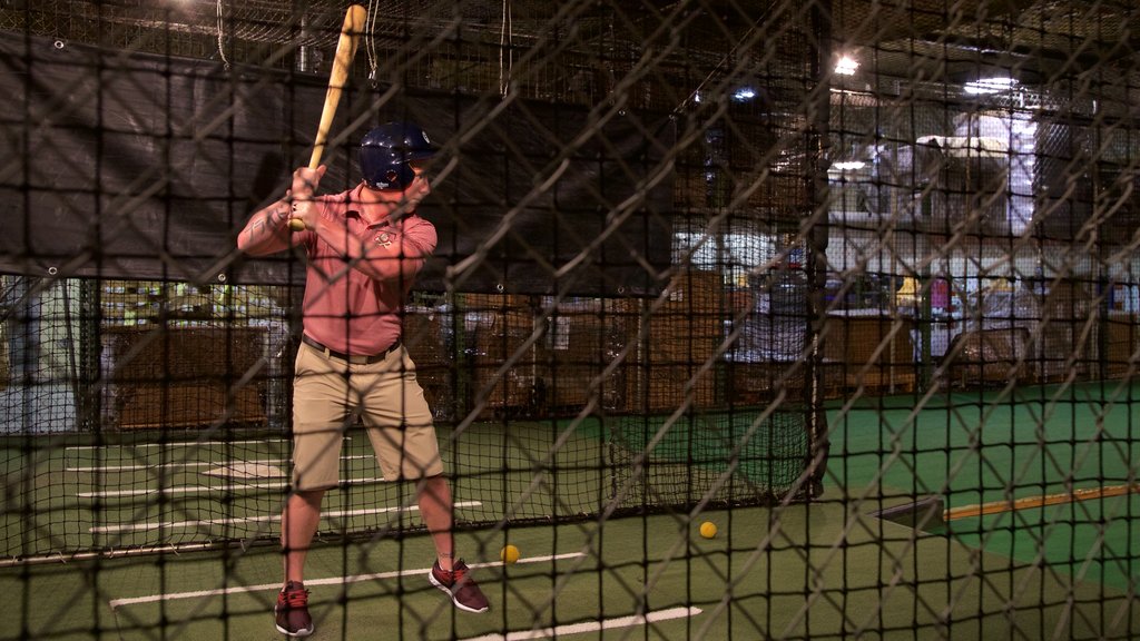 Louisville Slugger Museum mostrando vista interna y también un hombre