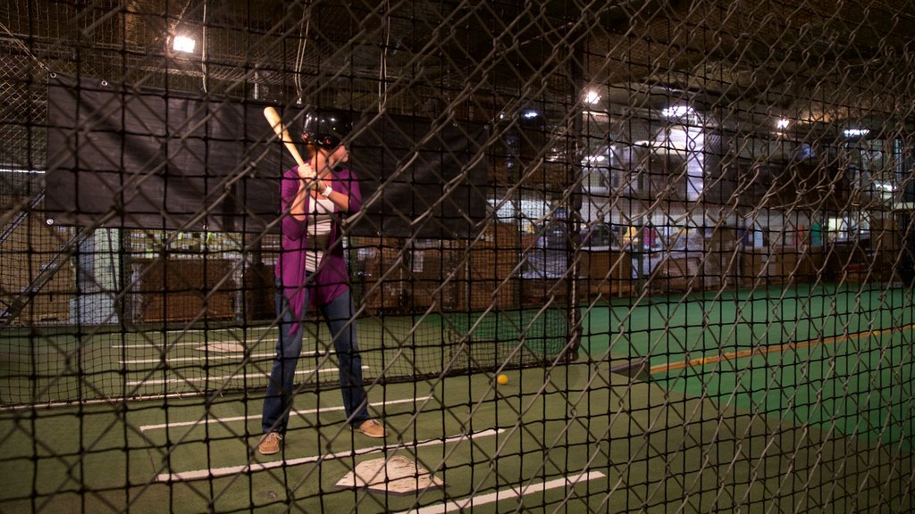 Louisville Slugger Museum mostrando vistas internas assim como uma mulher sozinha