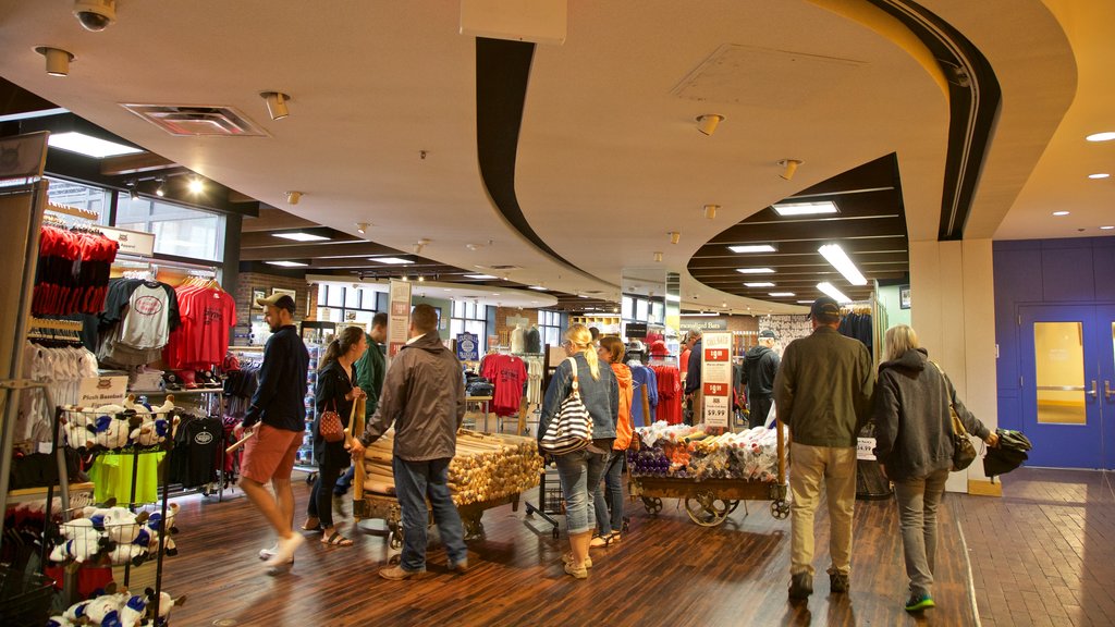 Louisville Slugger Museum ofreciendo vistas interiores y también un pequeño grupo de personas