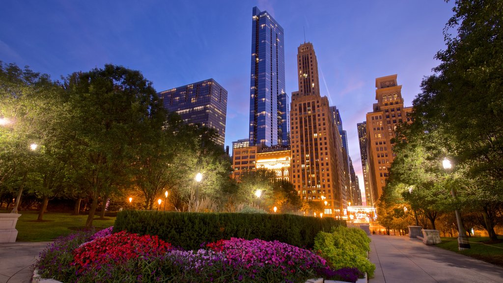 Millennium Park som visar en trädgård, nattliv och en skyskrapa