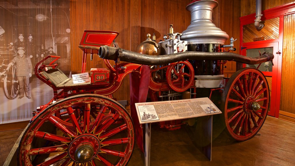 Aurora Regional Fire Museum que incluye vista interna, elementos patrimoniales y señalización