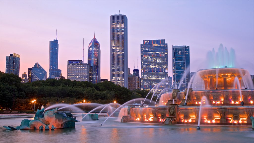 Buckingham Fountain mostrando vista panorámica, una fuente y un atardecer