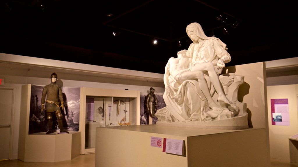 Spurlock Museum que incluye una estatua o escultura y vistas interiores