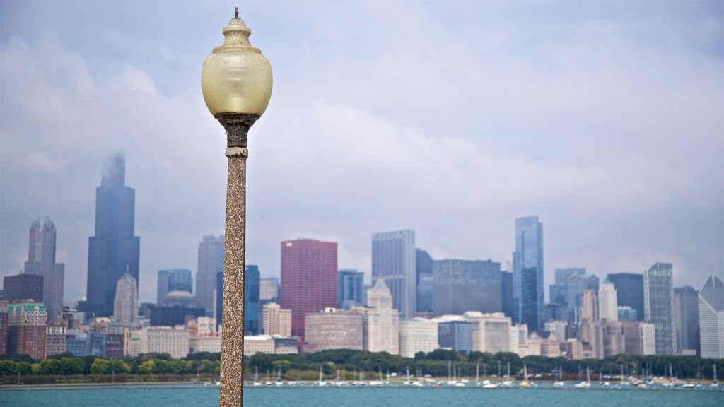 Northerly Island Park som inkluderer by og bukt eller havn