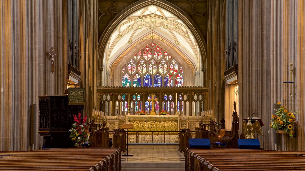 St. Mary Redcliffe Church que incluye vistas interiores, elementos del patrimonio y una iglesia o catedral