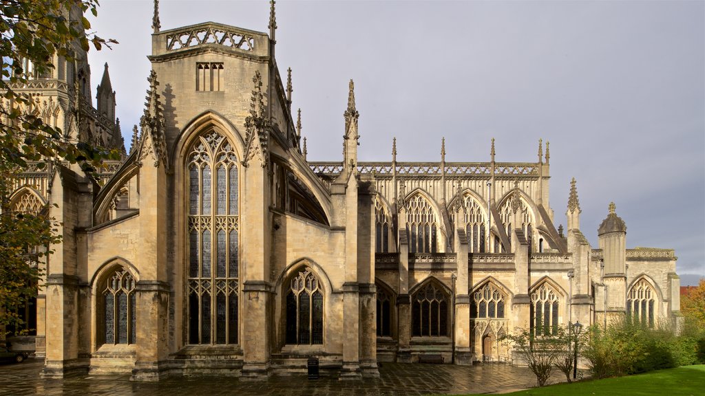 St. Mary Redcliffe Church que incluye arquitectura patrimonial y una iglesia o catedral