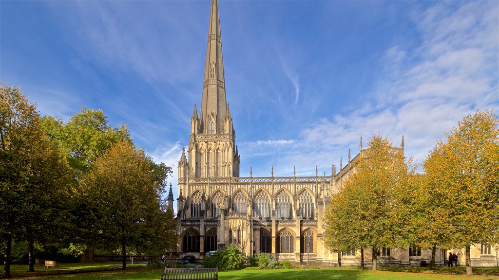 Gereja St. Mary Redcliffe menunjukkan gereja atau katedral dan arsitektur kuno