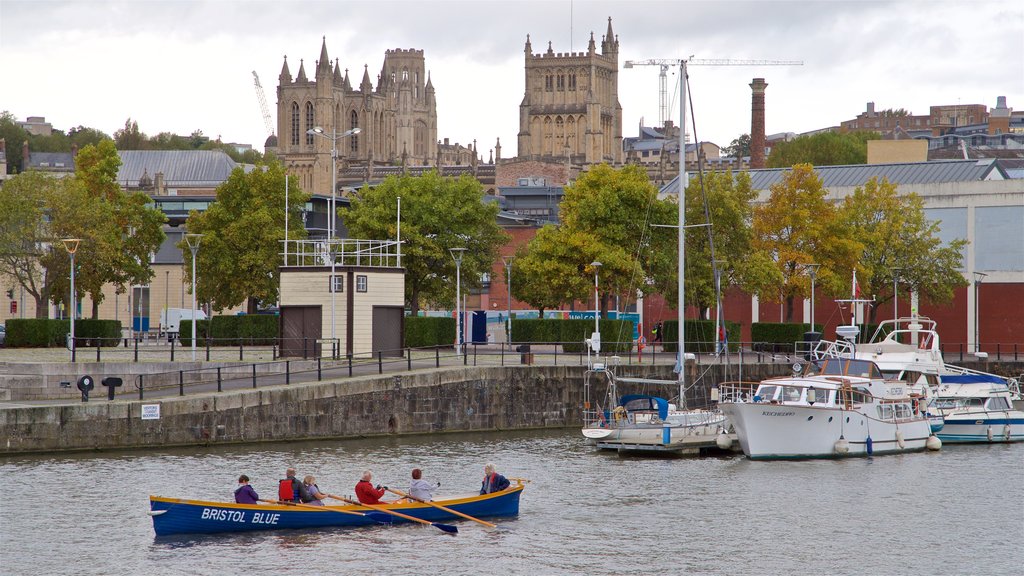 Bristol caracterizando caiaque ou canoagem e uma baía ou porto assim como um pequeno grupo de pessoas