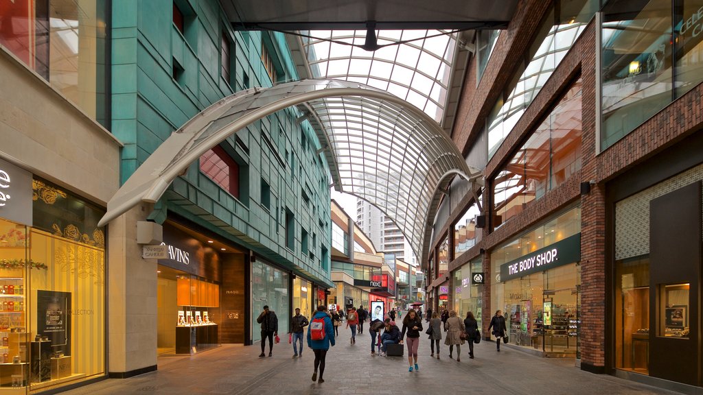 Centro comercial Cabot Circus ofreciendo compras y escenas urbanas y también un pequeño grupo de personas