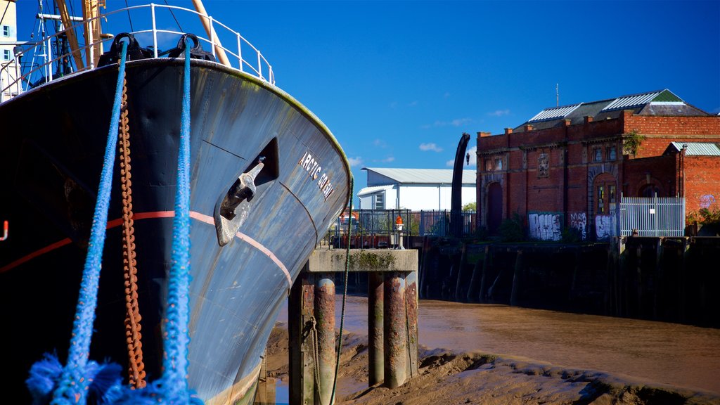 Musée Arctic Corsair mettant en vedette une baie ou un port