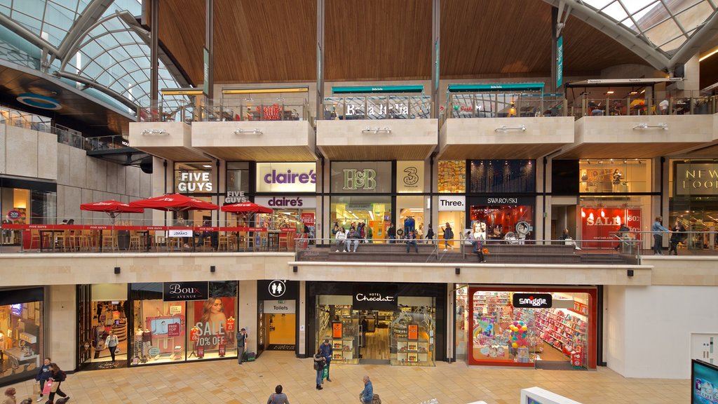 Cabot Circus Shopping Centre menampilkan perbelanjaan dan pemandangan interior