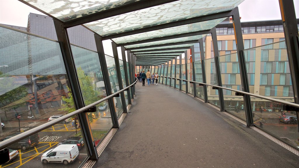 Centro comercial Cabot Circus que incluye vista interna y un puente y también un pequeño grupo de personas