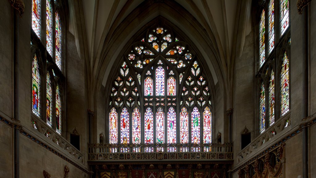 Bristol Cathedral mostrando elementos del patrimonio, una iglesia o catedral y vistas interiores