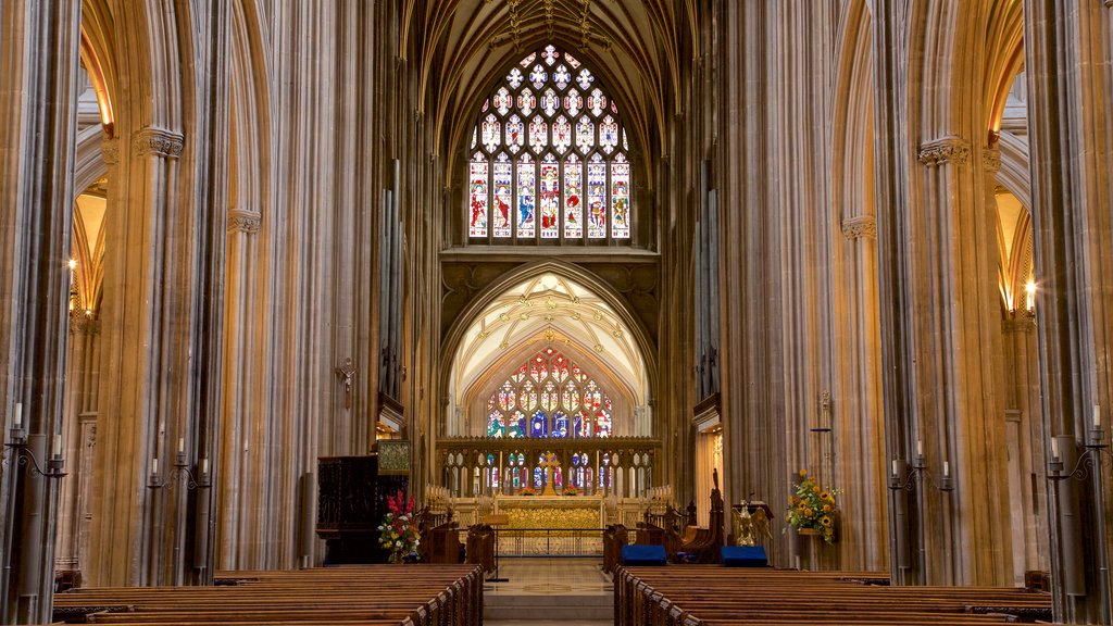 St. Mary Redcliffe Church montrant une église ou une cathédrale, éléments du patrimoine et scènes intérieures