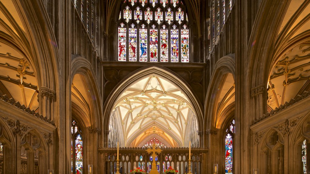 St. Mary Redcliffe Church ofreciendo vistas interiores, una iglesia o catedral y elementos del patrimonio