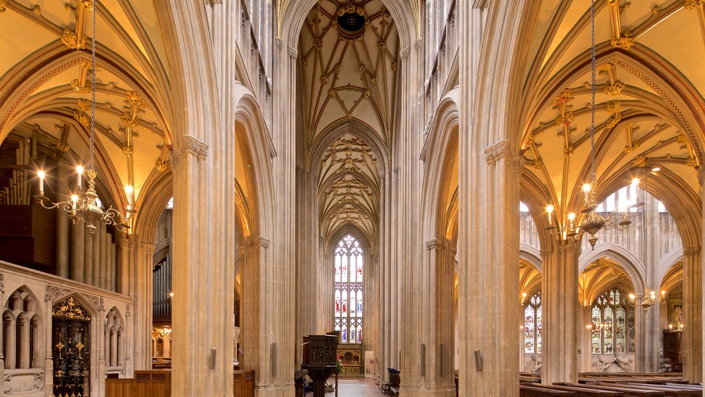 St. Mary Redcliffe Church ofreciendo una iglesia o catedral, elementos del patrimonio y vistas interiores