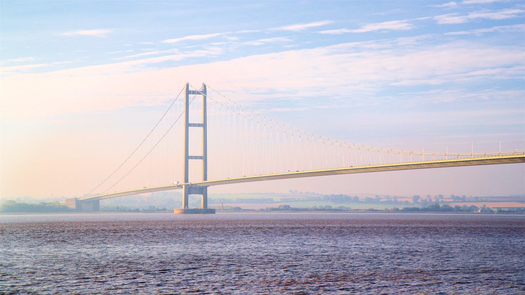 Humber Bridge mostrando un río o arroyo, una puesta de sol y un puente