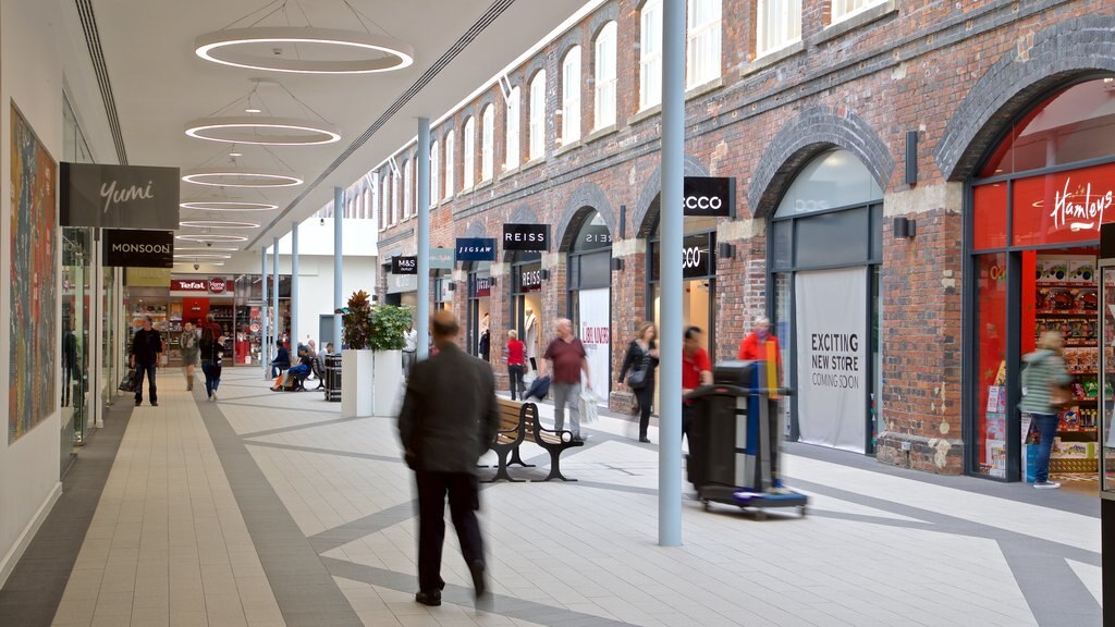 Swindon Designer Outlet mettant en vedette vues intérieures et shopping aussi bien que petit groupe de personnes