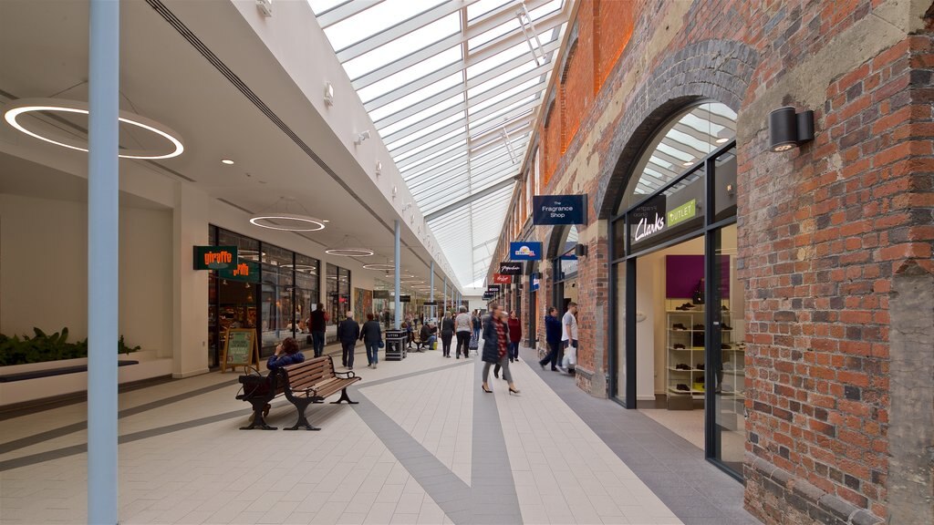 Swindon Designer Outlet mostrando compras e vistas internas assim como um pequeno grupo de pessoas