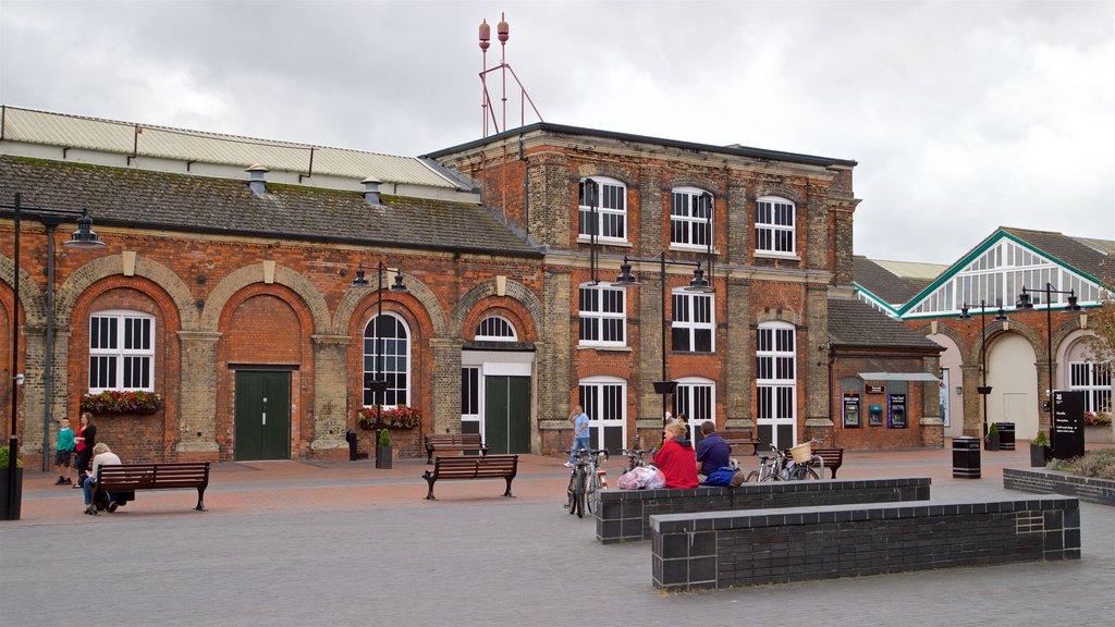 Swindon Designer Outlet mettant en vedette éléments du patrimoine et scènes de rue aussi bien que un petit groupe de personnes