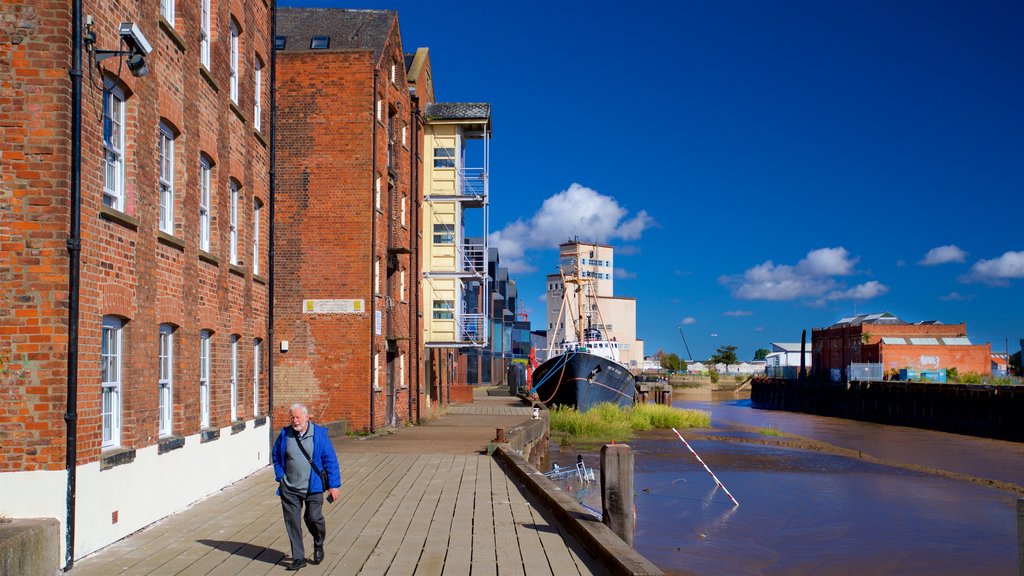 Museo buque Arctic Corsair ofreciendo un río o arroyo y una bahía o puerto y también un hombre