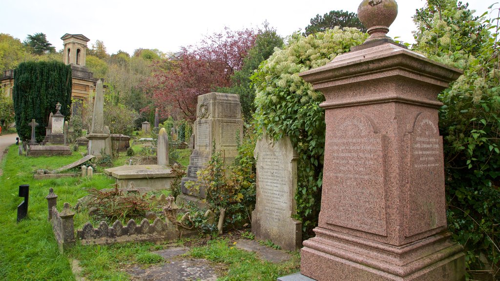 Arnos Vale Cemetery che include cimitero