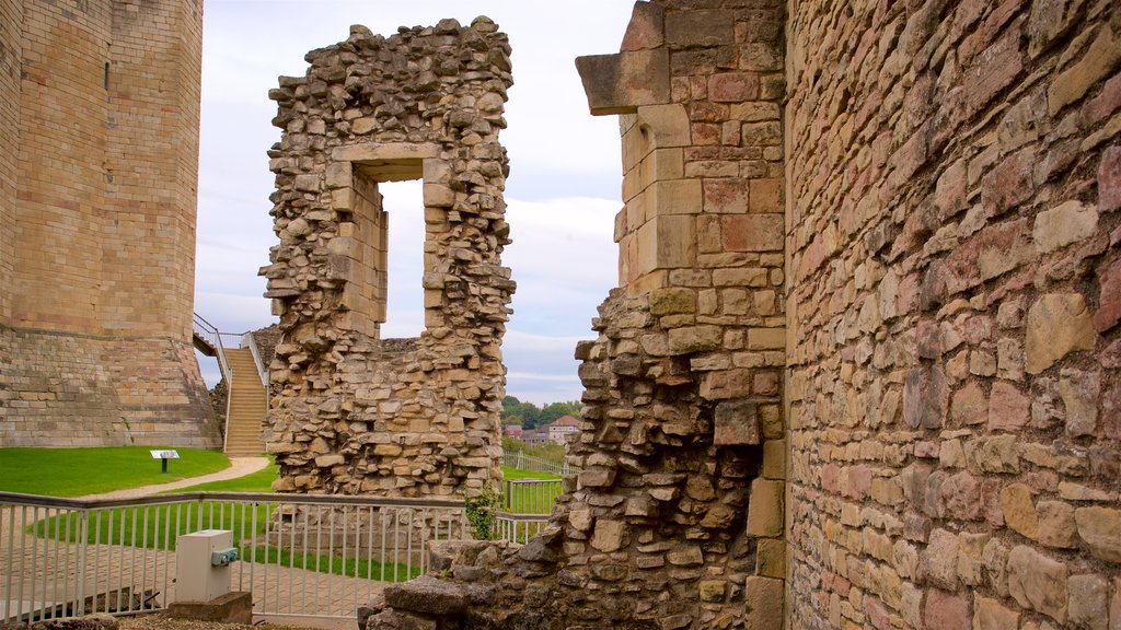 Castillo de Conisbrough mostrando ruinas de edificios