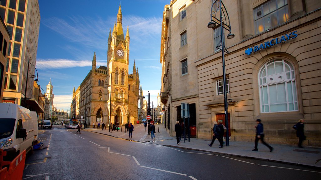 Wool Exchange som viser kirke eller katedral, historisk arkitektur og gatescener