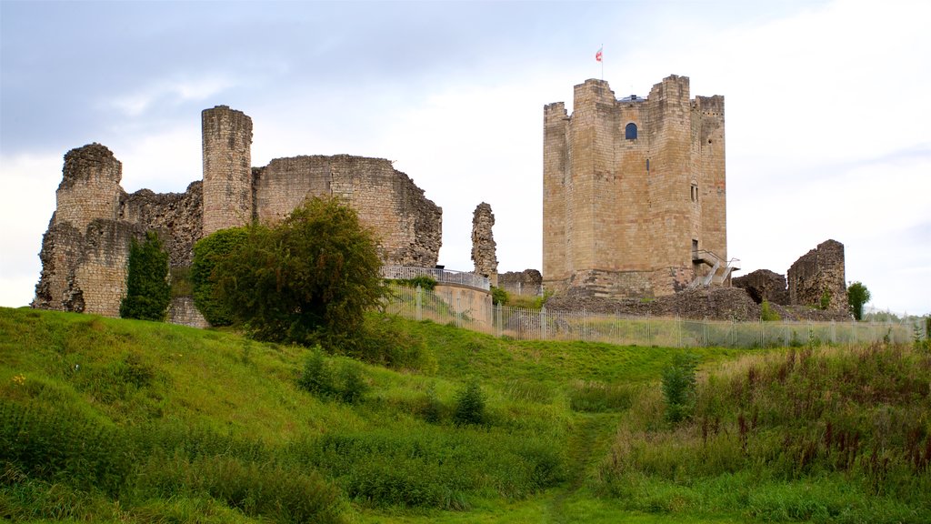 Conisbrough Castle showing a ruin and a castle