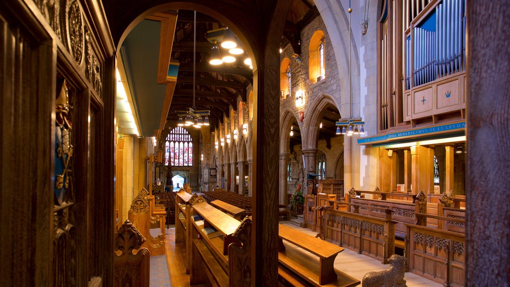 Bradford Cathedral mostrando vistas internas, uma igreja ou catedral e elementos de patrimônio