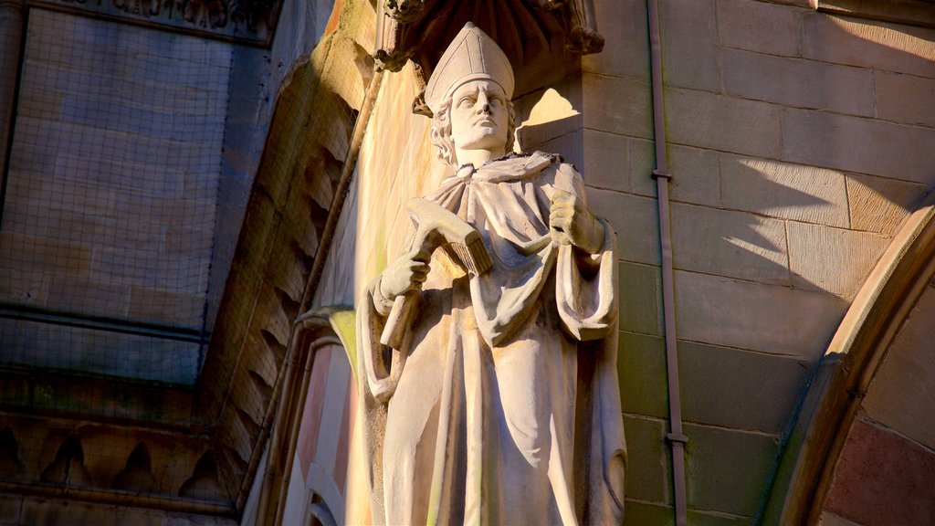 Wool Exchange que incluye elementos religiosos y una estatua o escultura