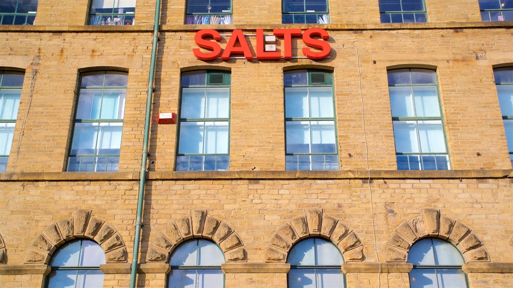 Complexe artistique et commercial Salts Mill qui includes signalisation