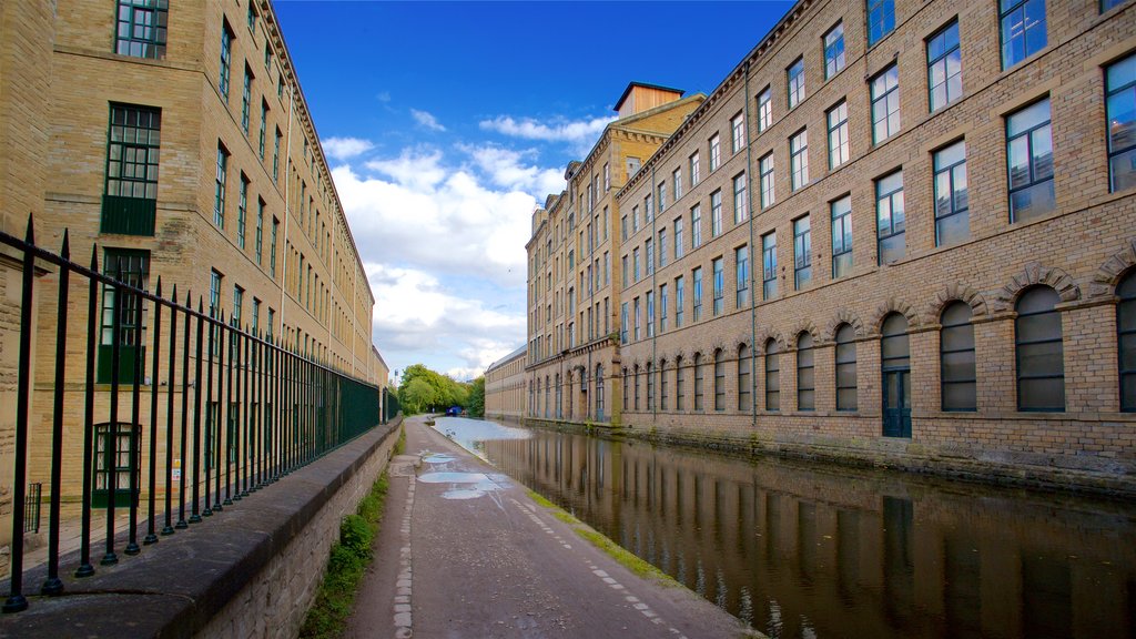 Salts Mill menampilkan sungai