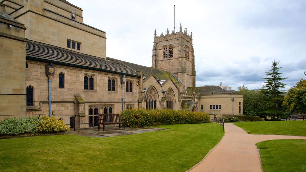 Catedral de Bradford ofreciendo arquitectura patrimonial, jardín y una iglesia o catedral