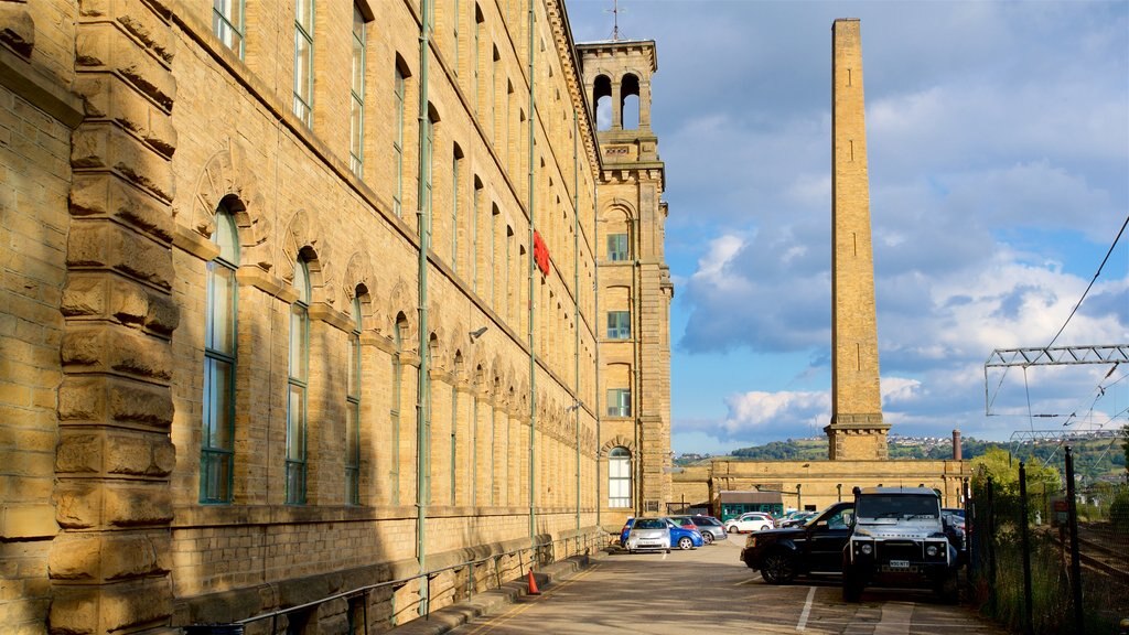 Salts Mill que inclui elementos de patrimônio