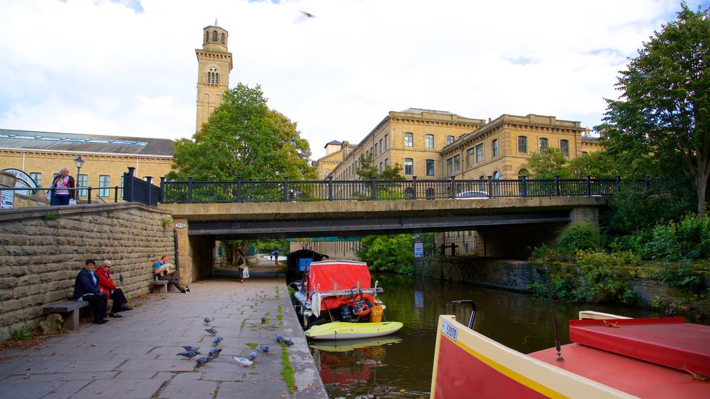 Salts Mill menunjukkan sungai dan jembatan