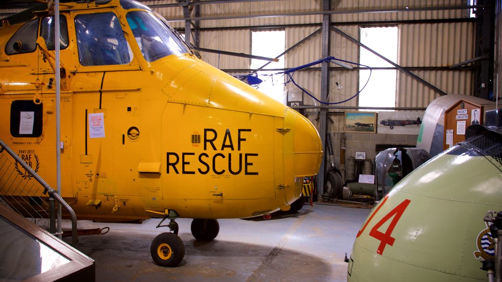 Museo de aeronaves de Yorkshire Sur que incluye artículos militares, aeronave y vistas interiores