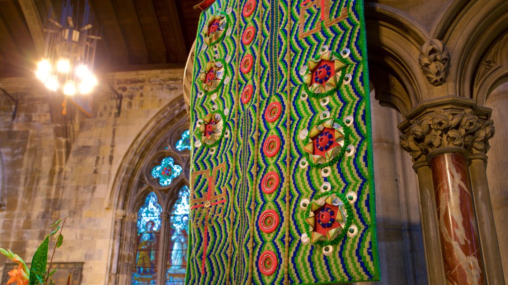 Catedral de Doncaster que incluye vistas interiores, una iglesia o catedral y arte