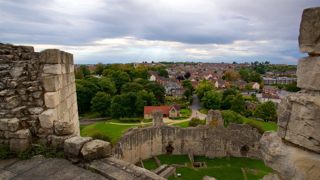 Castillo de Conisbrough mostrando vistas, ruinas de edificios y una ciudad