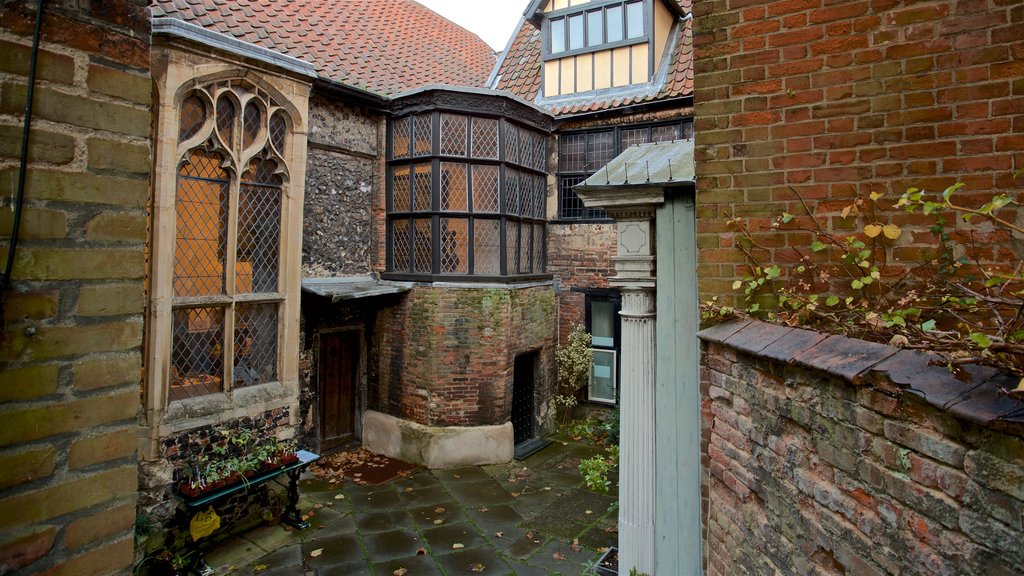 Strangers Hall Garden showing heritage elements