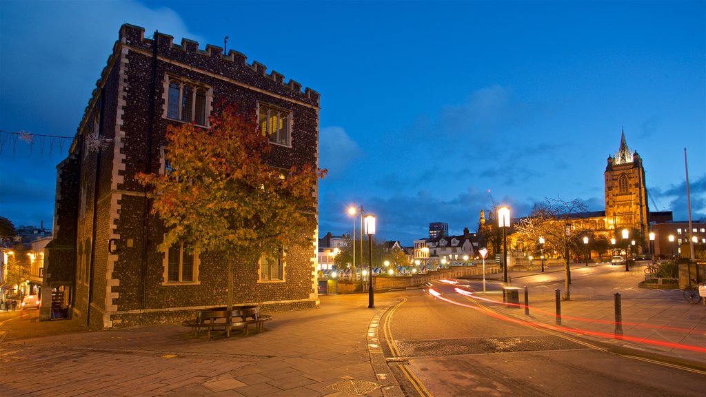 Norwich Guildhall que inclui cenas noturnas e arquitetura de patrimônio