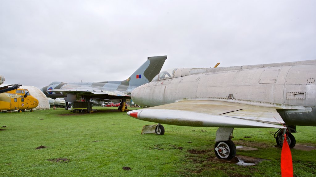 Museo de Aviación de la Ciudad de Norwich que incluye artículos militares y avión