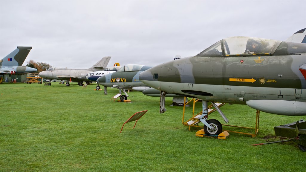 Museo de Aviación de la Ciudad de Norwich ofreciendo artículos militares y avión