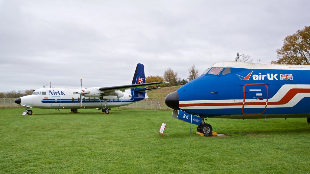 Museo de Aviación de la Ciudad de Norwich ofreciendo aeronave y artículos militares