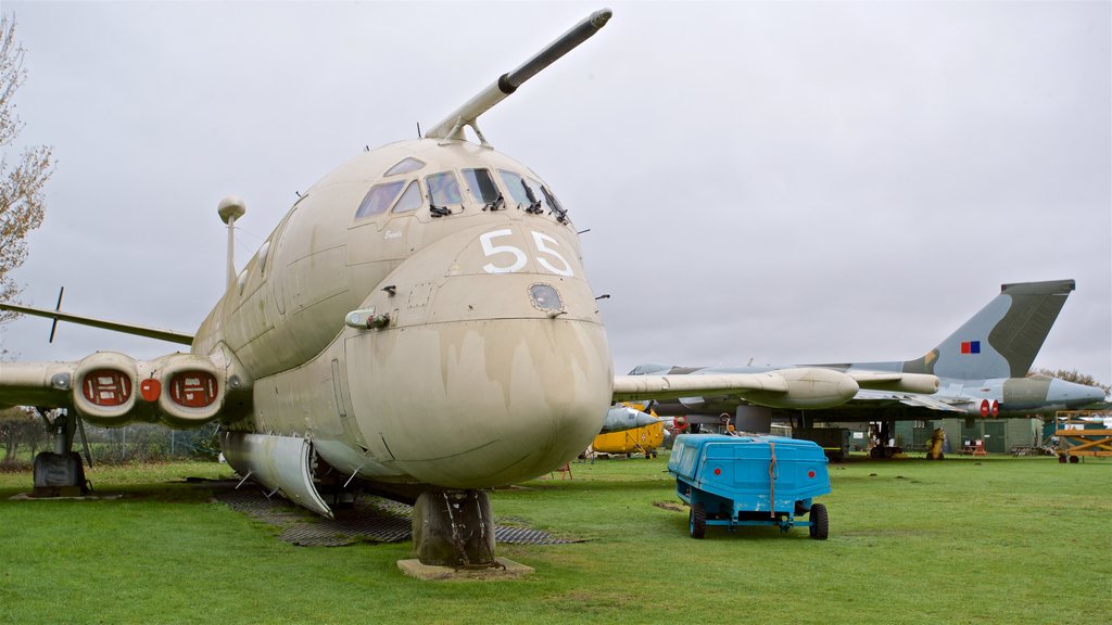 Museo de Aviación de la Ciudad de Norwich que incluye artículos militares y avión