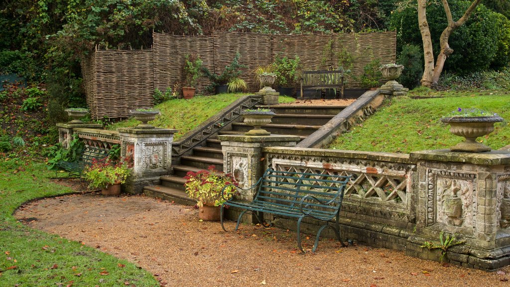 The Plantation Garden which includes a garden