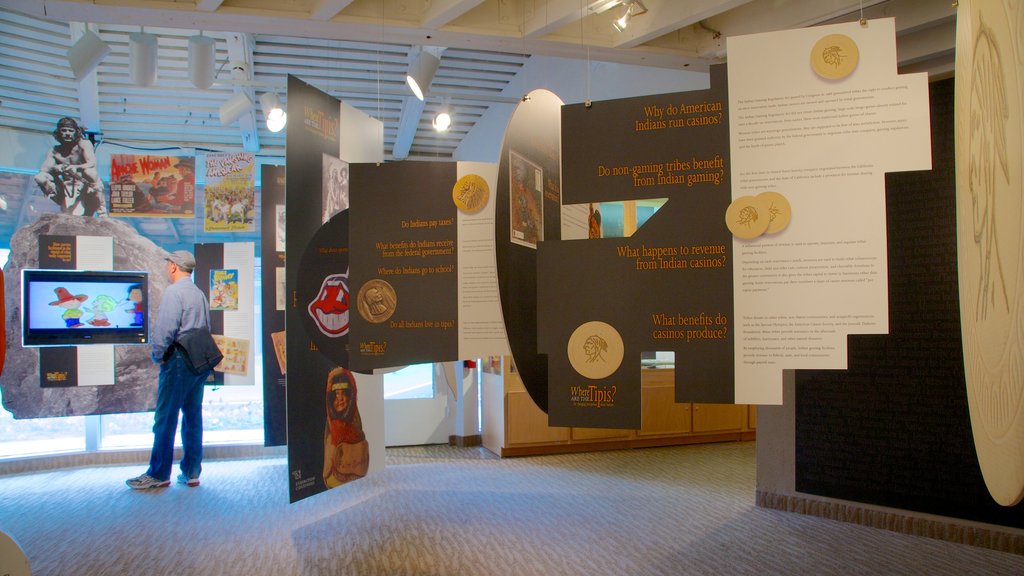 Museo Cultural de Agua Caliente mostrando vistas interiores y también un hombre